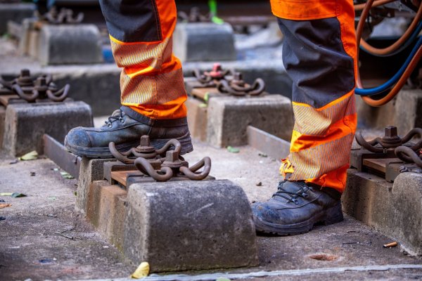Die Arbeiter waren laut Polizei mit Gleisarbeiten in der Oberpfalz beschäftigt. (Symbolbild) - © Jens Büttner/dpa