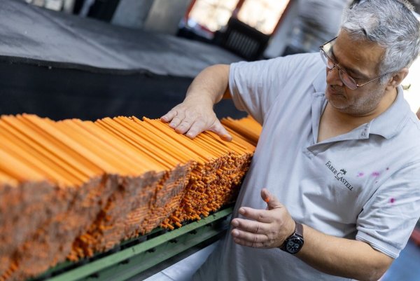 Der fränkische Schreibwarenhersteller Faber-Castell will 130 Stellen in Deutschland abbauen. (Archivbild) - © Daniel Karmann/dpa