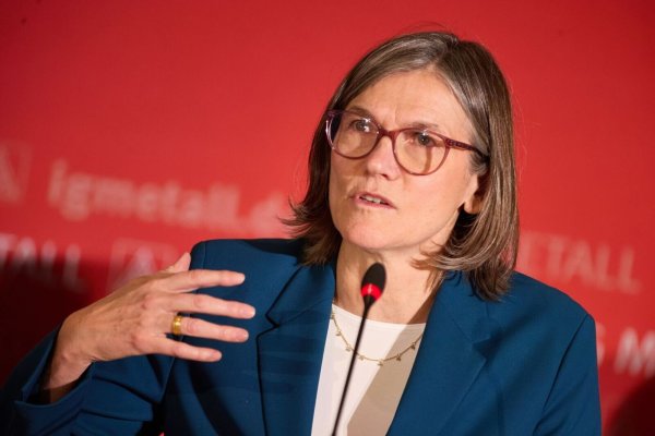 Die IG-Metall-Chefin fordert ein Standortbekenntnis von Unternehmen - und ein Ende von Debatten über vermeintlich faule Beschäftigte. (Archivbild) - © Georg Wendt/dpa