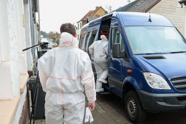 Die Spurensicherung der Polizei ist im Einsatz. - © Brandon Lee Posse/dpa