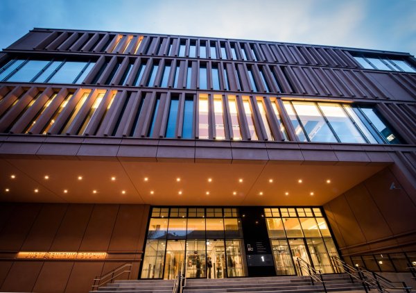 Im Gesicht der Frau werden nach Einschätzung von Ärzten große Narben zurückbleiben. (Archivbild) - © Bernd Thissen/dpa