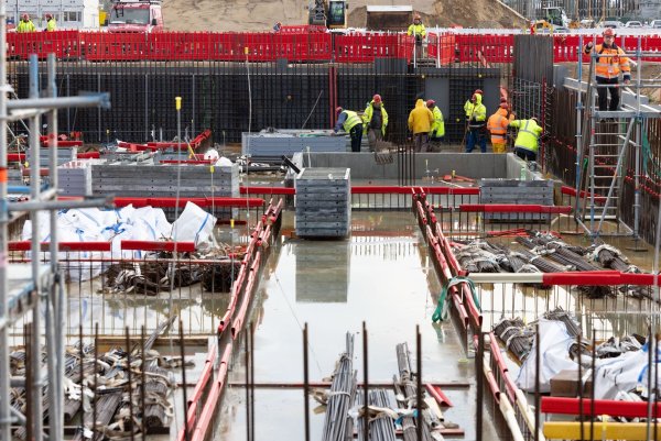 Großaufträge bringen das Baugewerbe voran. - © Ulrich Perrey/dpa