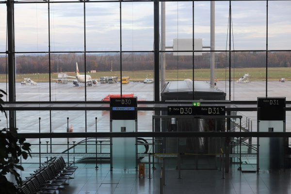 Notausgänge führen zum Rollfeld. - © Sascha Thelen/dpa