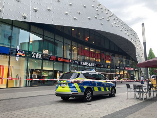 Die Drohmails lösten große Polizeieinsätze aus - etwa im Mai 2024 in Essen. (Archivbild) - © Florentine Dame/dpa