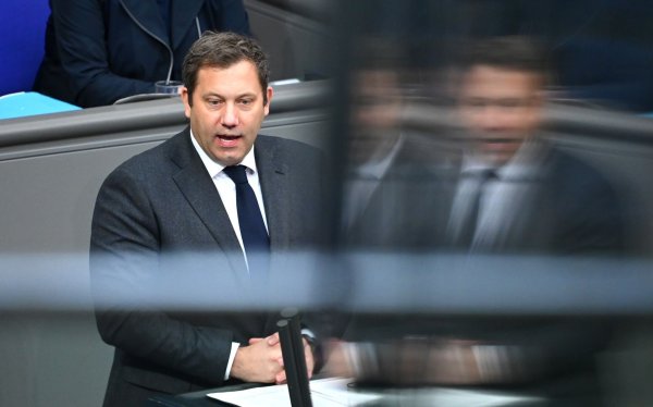 Klingbeil verteidigte seinen Etat. - © Elisa Schu/dpa