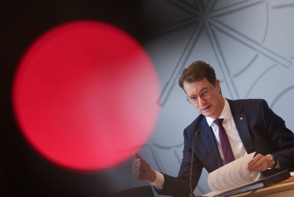 NRW-Ministerpräsident Hendrik Wüst stärkt Kanzler Friedrich Merz den Rücken. - © Oliver Berg/dpa