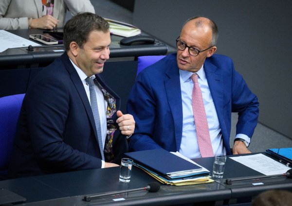 Am Dienstag Klingbeil, am Mittwoch Merz: Vizekanzler und Kanzler reden in der Haushaltswoche im Bundestag. - © Bernd von Jutrczenka/dpa