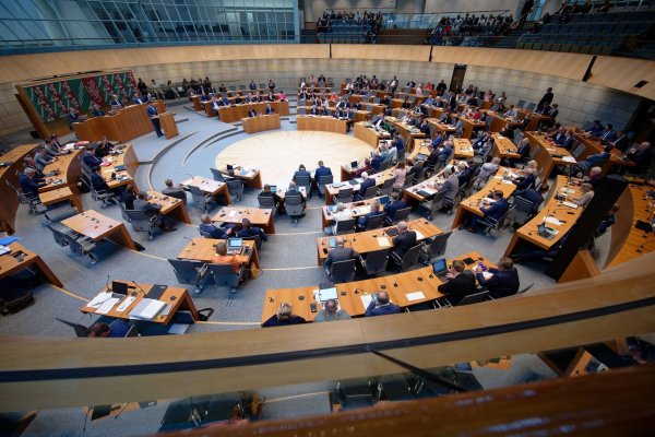 Bessere Steuerprognosen und der neue Infrastrukturplan haben der schwarz-grünen NRW-Landesregierung mehr Spielraum verschafft. (Archivbild) - © Henning Kaiser/dpa