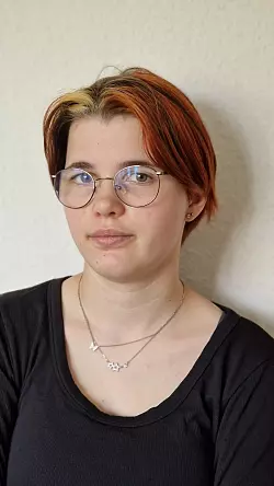 Die vermisste 17-Jährige trägt eine Brille, hat und ist etwa 1,68 Meter groß. - © Polizei Lippe