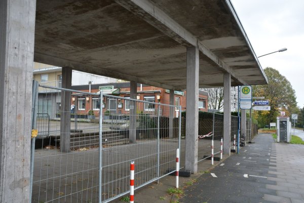 Auch optisch nicht mehr zeitgemäß: die Überdachung vor dem Ladenzentrum in der Südstadt. - © Karin Prignitz
