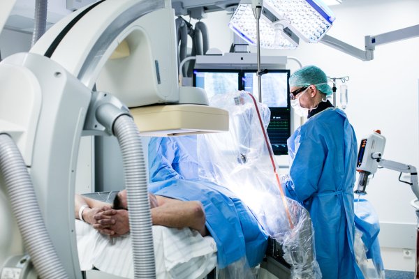 Die Herzuntersuchung per Bildschirm: Prof. Stephan Gielen, Chefarzt der Kardiologie am Klinikum Lippe, überprüft mit einem Katheter, ob eine Erkrankung des Herzens, der Herzklappen oder der Herzkranzgefäße vorliegt. - © Klinikum Lippe