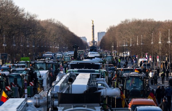 Traktoren und Lastwagen auf der Straße des 17. Juni in Berlin vor der Kulisse der Siegessäule. - © Monika Skolimowska/dpa