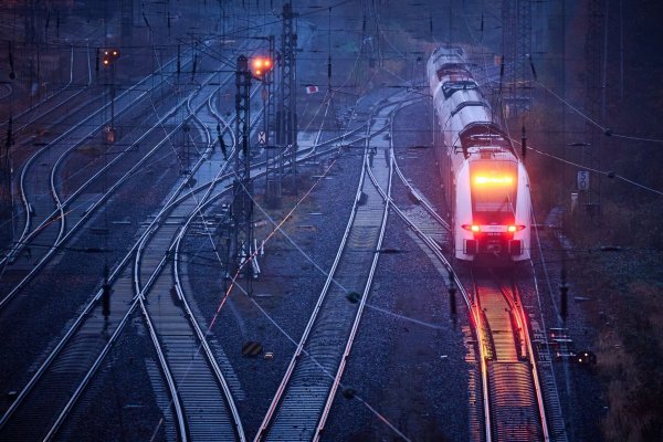Ein Rhein-Ruhr-Express (RRX) durchfährt den Rangierbahnhof Hagen-Vorhalle. - © Bernd Thissen/dpa