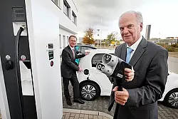 E-Mobility-Geschäftsführer Helmut Friedrich (rechts) hält die elektrische "Zapfpistole" in der Hand, Phoenix-Contact-Geschäftsführer Roland Bent deutet auf den passenden "Tank"-Kontakt am neuen VW E-Up. - © Foto: Preuss