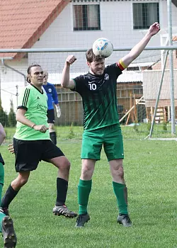 Augen zu und durch: Lüdenhausens Kevin Strate beim Kopfball. Schwelentrups Mario Gomez (links) kommt zu spät. - © Paul Cohen