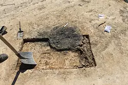 Mit der Schaufel legen die Grabungshelfer die Grabstellen frei.