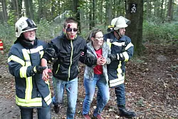 &Uuml;berzeugende Schauspieler: Freiwillige von der DLRG Herford spielen verletzte Wanderer.