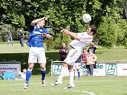 Luftkampf: Salzuflens Antreiber Erdem Cömert (rechts) fängt den Ball vor dem Avenwedder Levent Cayiroglu ab und leitet gleich einen neuen Angriff ein.
