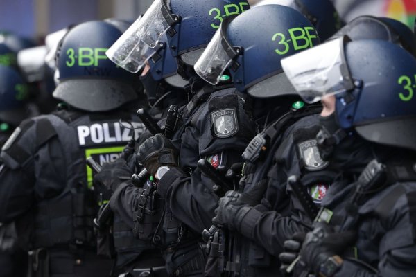 Polizeibeamte der Beweissicherungs- und Festnahmeeinheiten (BFE) besprechen sich am Rande einer Pro-Palästina-Kundgebung. - © David Young/dpa