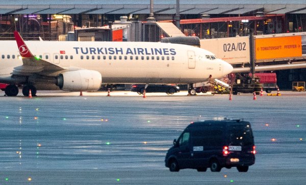 Ein bewaffneter Mann hält auf dem Airport in hamburg seine vierjährige Tochter in seiner Gewalt. Hintergrund soll nach Polizeiangaben ein Sorgerechtsstreit sein. - © Daniel Bockwoldt/dpa