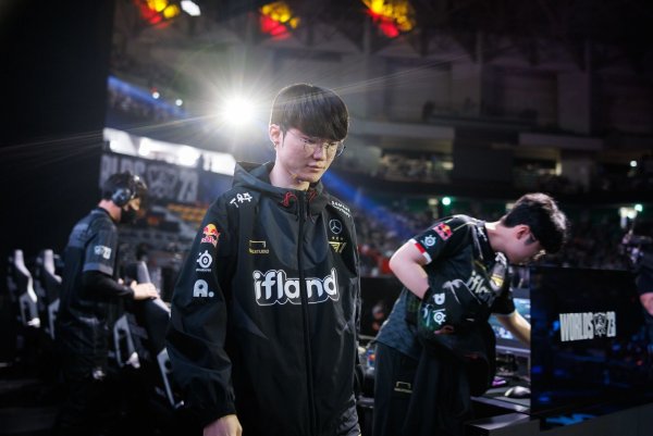 LoL-Superstar Faker zeigt mit T1 Stärke und gewinnt im Worlds-Viertelfinale eindeutig gegen LNG. - © Riot Games/dpa