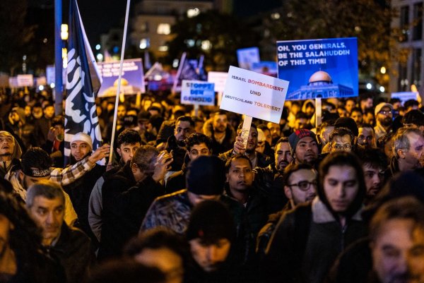 Schilder und Fotos werden gezeigt bei der Kundgebung "Gaza unter Beschuss - gemeinsam gegen das Unrecht". - © Christoph Reichwein/dpa