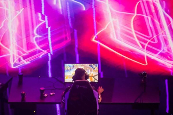 Die E-Sportler von Mouz haben das Offline-Finale im The Pokal in Köln gewonnen. - © Christoph Soeder