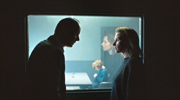 Kommissariatsleiter Peter Michael Schnabel (Martin Brambach) und Kommissarin Karin Gorniak (Karin Hanczewski) besprechen sich vor dem Verhör der Tatverdächtigen Sarah Monet (Deniz Orta, M). - © MadeFor/MDR/dpa