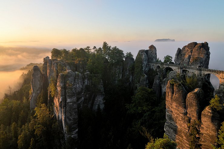 Die Sächsische Schweiz mit seinen herausragenden Felsformationen ist ein beliebtes Ziel für Wanderer und Natursuchende. - © Frank Exß/Sächsische Schweiz e.V./dpa