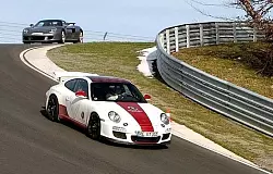 Rennwagen auf der Test- und Pr&auml;sentationsstrecke. - &copy; FOTO: DRIVE RESSORT