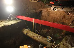 Arbeiter reparieren gestern Abend Strom- und Glasfaserkabel in Rehme. Bohrungen f&uuml;r die L&auml;rmschutzwand hatten die wichtige Versorgungsleitung zerst&ouml;rt. - &copy; FOTO: PETER STEINERT