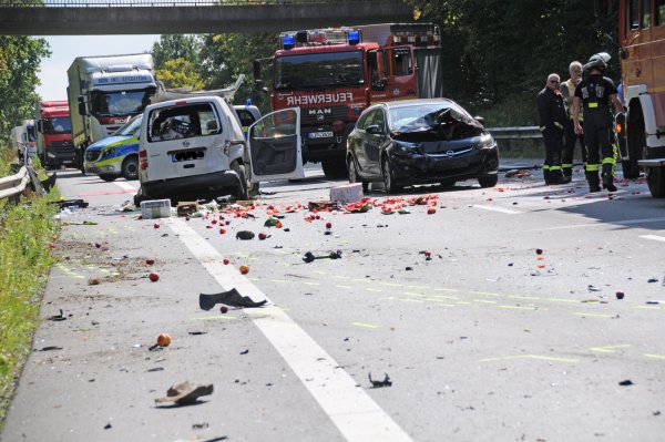 Drei Autos sind an dem Unfall auf der Ostwestfalenstraße beteiligt. - © Eva Morenz