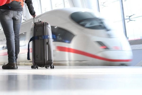 Ein ICE der Deutschen Bahn verlässt den Fernbahnhof am Flughafen von Frankfurt am Main. - © dpa/Arne Dedert