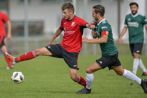 Auf Distanz gehalten: Tobias Schaad (links) vom FC Augustdorf schirmt den Ball gegen den Bielefelder Kapitän Gökhan Gebedek ab. - © Egon Penner