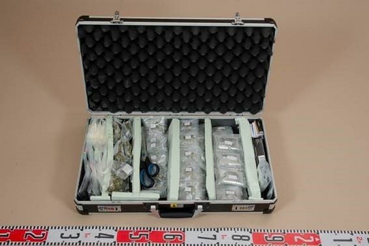 Verpackt zum Verkauf haben die Ermittler diverse Betäubungsmittel vorgefunden. - © Polizei Lippe