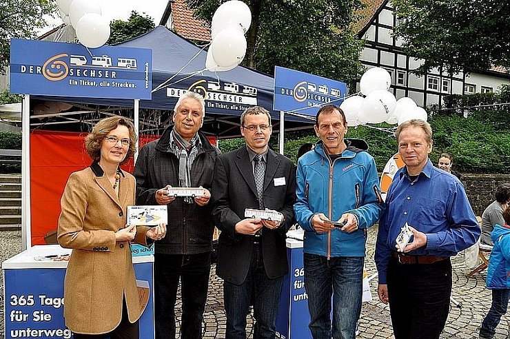 Dr. Ursula Herbort, Jürgen Taron, Jürgen Kleß, Willi Wächter und Dirk Artschwager (v. l.) werben auf dem Amtsgarten-Parkplatz für den Gemeinschaftstarif "Der Sechser". - © FOTO: KARIN PRIGNITZ