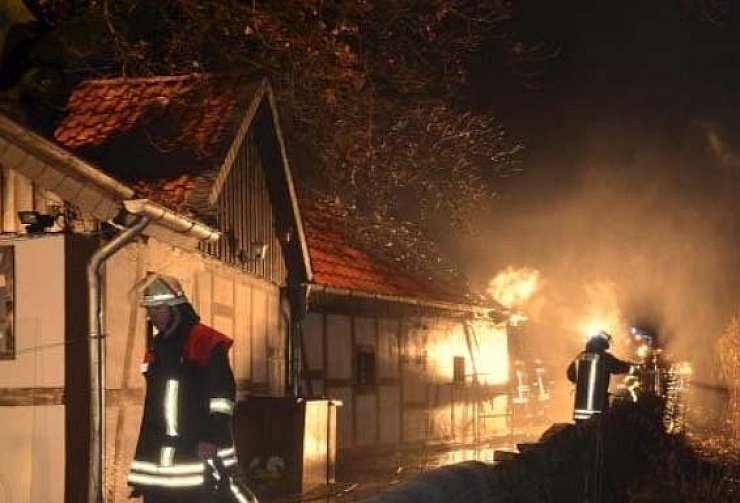 In Delbrück brannte dieser Pferdestall. - © FOTO: MARC KÖPPELMANN