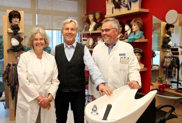 Strahlende Gesichter: Die Leiterin des Brustzentrums Dorothe Düpont und der Leiter der Onkologie Professor Dr. Frank Hartmann (rechts) freuen sich über die finanzielle Zuwendung, die Klinikfriseur Jens-Dieter Rahn durch seine Haarspendeaktion ermöglicht hat. - © Heidi Stork