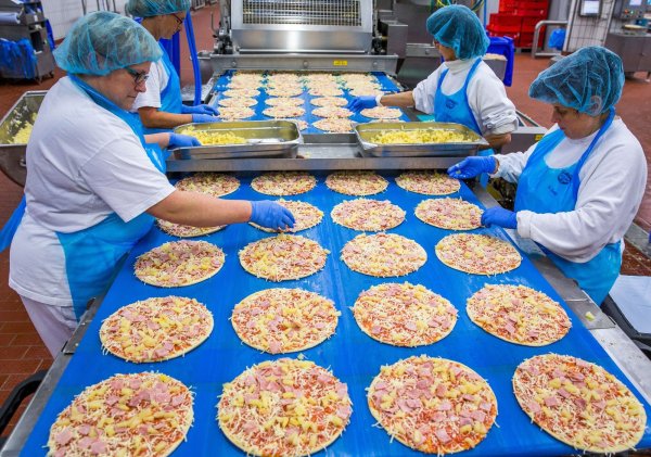 Die Deutschen essen deutlich mehr Tiefkühlpizza als 2015. - © dpa