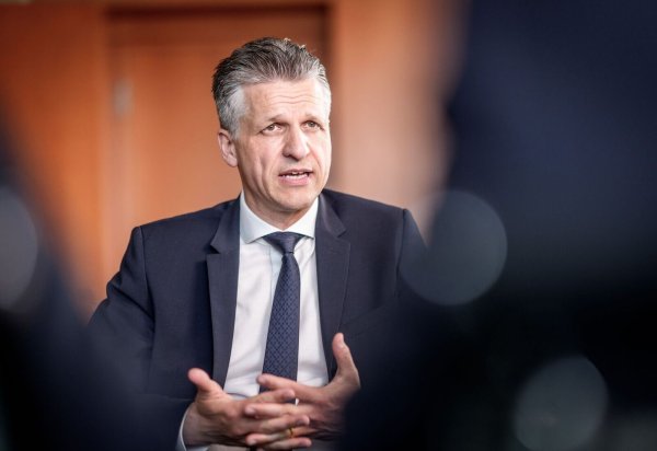 Kanzleramtschef Frei sieht Handlungsbedarf bei den Geheimdiensten. - © Michael Kappeler/dpa