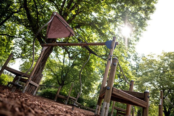Plötzlich fiel auf dem Kinderspielplatz ein Ast herunter, ein 39-Jähriger wurde erschlagen. (Symbolbild) - © Fabian Sommer/dpa