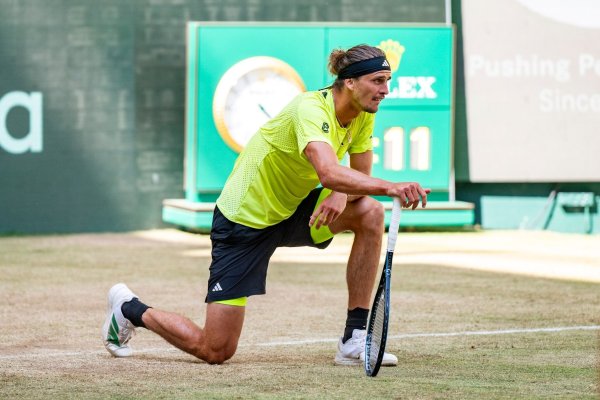 Alles Kampf war vergeblich: Alexander Zverev hat das Finale von Halle verpasst. - © David Inderlied/dpa