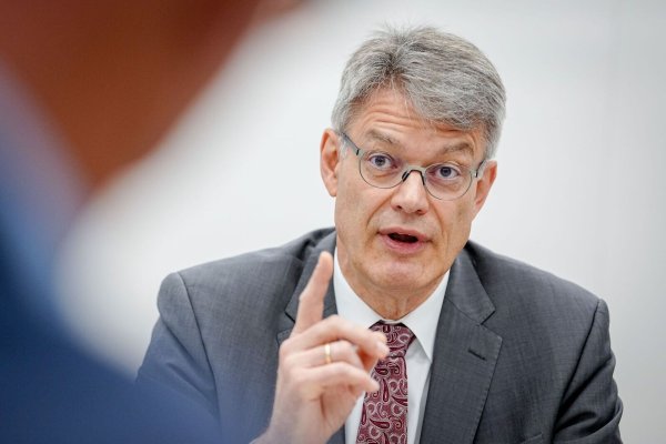 Der neue Verkehrsminister ist mit der Leistung der Deutschen Bahn unzufrieden. - © Kay Nietfeld/dpa