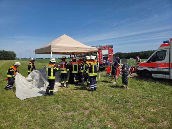 Drei Jungen sitzen bei großer Hitze im Auto und kommen nicht heraus. Die Feuerwehr zerstört schließlich eine Scheibe. - © Jonas Hermonies/Freiw. Feuerwehren Visselhövede/dpa