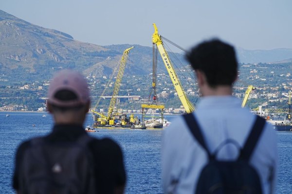 Ein besonderer Anblick: die Bergung der Superyacht «Bayesian». - © Peter Byrne/PA Wire/dpa