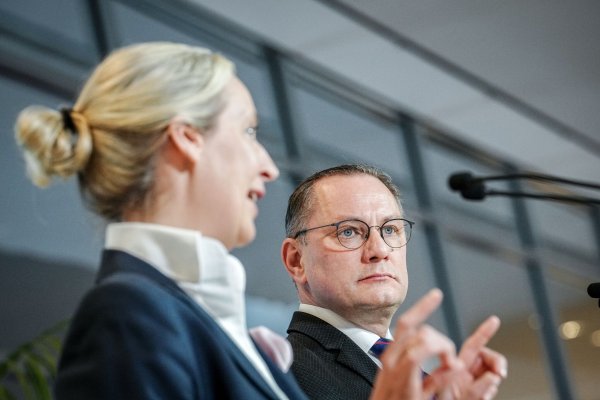 Die AfD-Politiker Alice Weidel und Tino Chrupalla - ihre Partei soll mehr als 100 Rechtsextremisten im Bundestag beschäftigen. - © Kay Nietfeld/dpa