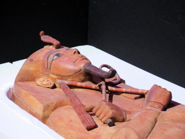 Der Sarkophag von Ramses II. in der Grande Halle de la Villette in Paris in einer Transportkiste: Er wird ab Mitte Juli in Köln zu sehen sein. (zu dpa: «Sarkophag von Ramses II. kommt nach Köln») - © Sabine Glaubitz/dpa