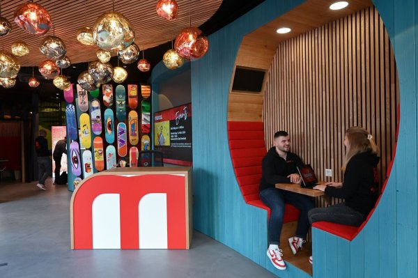 Jung-Kundenberaterin Justine Gleim (r) und ihr Kollege Raul Gonzalez sitzen in der Maxxs-Filiale in Bad Hersfeld in einer Beratungsnische. - © Uwe Zucchi/dpa
