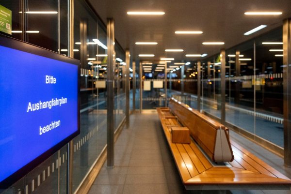 Ein Display weist auf den Aushangsfahrplan in einem verwaisten Aufenthaltsraum auf dem Bahnsteig für Passagiere hin. - © Thomas Banneyer/dpa