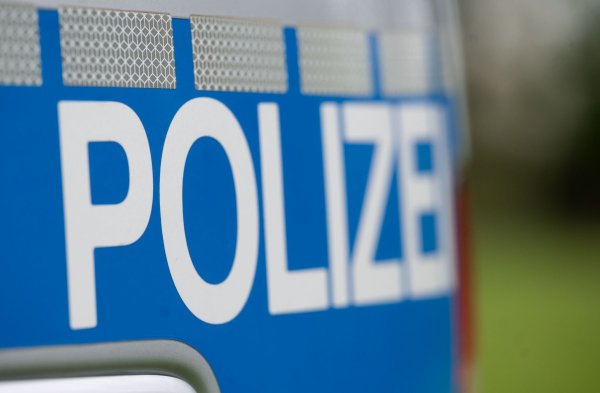Ein Einsatzfahrzeug der Polizei. - © Marijan Murat/dpa/Symbolbild